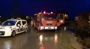 Antalya'da şiddetli yağış: 15 kişi depoda mahsur kaldı