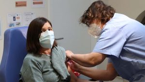 Belçika'da aşı yaptırmayan sağlık personeline kötü haber