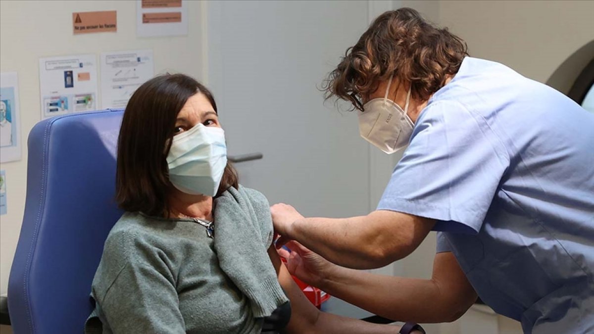 Belçika da aşı yaptırmayan sağlık personeline kötü haber #1