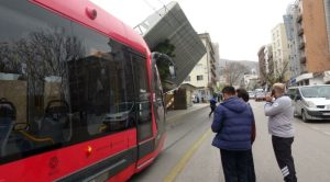 Bursa'da uçan çatı tramvay durağındaki tellere takıldı, uçak iniş yapamadı