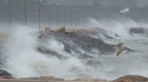 Fırtına, İzmir'de ulaşımı etkilemeye başladı