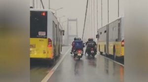 İETT otobüsleri motosiklet sürücüleri için siper oldu