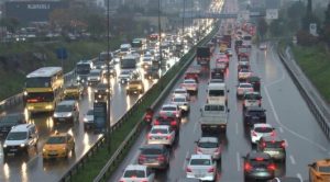 İstanbul'da sağanak yağış etkili oldu! İş çıkışı trafik kilitlendi