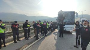 Lise öğrencilerini taşıyan otobüs kamyona çarptı: 24 yaralı