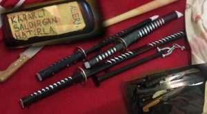 Saldırganın samuray kılıç koleksiyonu ortaya çıktı