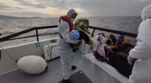 Yunanistan'ın ölüme ittiği göçmenleri Sahil Güvenlik kurtardı