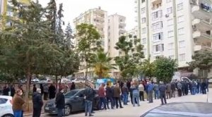 Adana’da vatandaşlar ucuz ekmek için metrelerce kuyruk oluşturdu