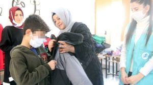 AKP’li başkanın eşi öğrencilere belediye yardımı dağıttı
