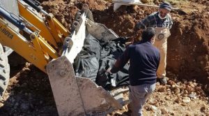 AKP'li belediyeden skandal görüntü! Kepçeyle mezar taşıdılar