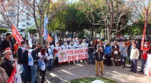 Antalya'da 'geçinemiyoruz' eylemine polis engeli