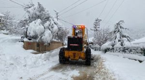 Antalya'da karla kaplı yollar iş makineleri ile temizlendi 