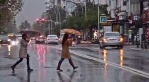 Antalya'da 'Kırmızı' kod cadde ve sokakları boşalttı
