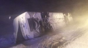 Bitlis'te tipi ve fırtına nedeniyle iki otobüs devrildi