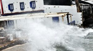 Bodrum'da dalgalar binaların boyunu aştı