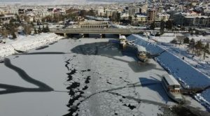 Hava sıcaklığı eksi 16 dereceleri gördü, Beyşehir Gölü dondu