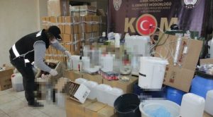 İzmir'de binlerce litre sahte alkol ele geçirildi
