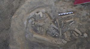 Kaçak kazıların hedefi olan tepede tarih fışkırıyor! İlk kez Pers İmparatorluğu'na ait mezar bulundu