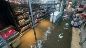 Kuvvetli yağış İzmir'de su baskınlarına neden oldu