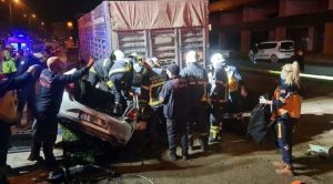 Otomobil, kamyonun altına girdi: 3 ölü
