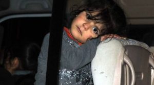 Suriyeli kaçakların minibüsündeki çocuk, bakışıyla yürek burktu