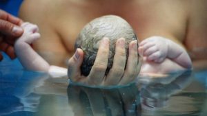 Ünlülerin yeni trendi: Suda doğumun mucizevi avantajları