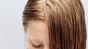 Yağlı saçlarla mücadele etmenin 5 yolu