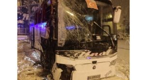 Amasya - Merzifon'da yolcu otobüsü bariyerlere çarptı: 30 yaralı