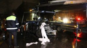 Aydınlatma direklerine çarpan otomobil yandı: 1 ölü, 1 yaralı