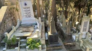 Azra Erhat'ın mezarlığı bir kez daha tahrip edildi