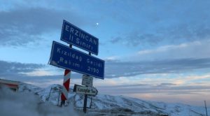 Erzincan-Sivas karayolu tipi nedeniyle ulaşıma kapatıldı