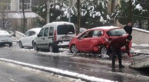 İstanbul'da kaza: Kayan cip 11 araca çarptı