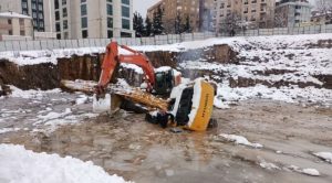İstanbul'da kepçe suya gömüldü, operatör aranıyor 