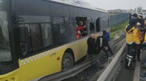 İstanbul Sefaköy'de İETT otobüsü yoldan çıktı: 5 yaralı