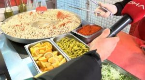 Kadıköy'de bir tantunici biber ve etleri çöpten alıp yeniden servis ediyor
