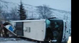 Otobüs TIR'a çarptı: 1 ölü, 20 yaralı