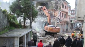 Rize'de dere yatağında selin vurduğu binalar yıkılıyor