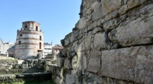 Roma döneminden kalma surlar, bahçe duvarı oldu