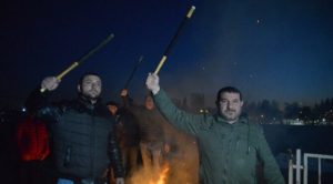 Vatandaşlar isyan etti! Sopalı 'korkuluk' nöbeti