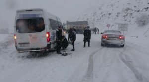 Yoğun kar yolları kapattı, araçlar yolda kaldı